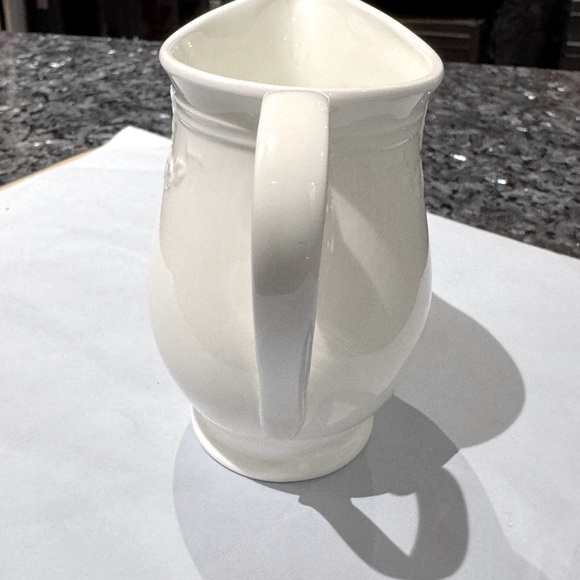 ✨ Stunning Vintage Villeroy & Boch White Bone China Pitcher – Embossed Floral”✨ - Picture 4 of 13